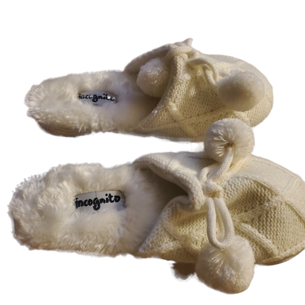 New Incognito White Fuzzy Housr Slippers size 8